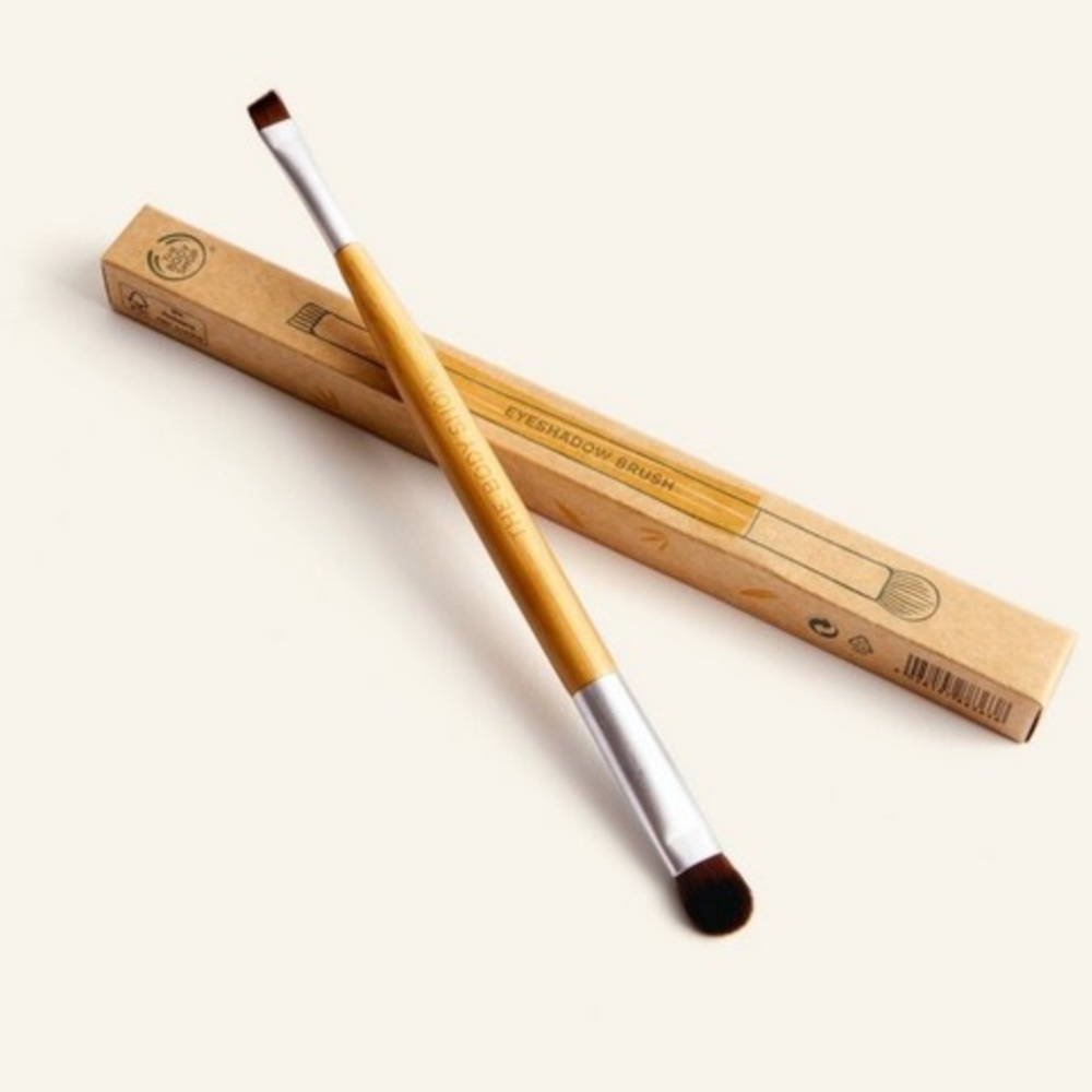 COPY - NEW! THE BODY SHOP EYESHADOW BLENDING BRUSH
